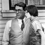 Gregory Peck (Atticus Finch) e Mary Badham (Scout) nel film Il buio oltre la siepe 